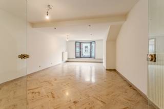 Naast de Grote Markt vinden we dit ruim, gerenoveerd appartement met drie slaapkamers terug. Het appartement maakt deel uit van een kleine residentie en is onmiddellijk beschikbaar.<br />Uitstekend gelegen in het centrum nabij openbaar vervoer, winkels en horeca.
<ul>
<li>132m² bewoonbare oppervlakte</li>
<li>3 slaapkamers</li>
<li>lichtrijk</li>
<li>Groot en zonnig dakterras </li>
<li>berging in appartement</li>
<li>lift aanwezig</li>
</ul>
In dezelfde residentie hebben we nog appartementen te koop, meerdere units aankopen is mogelijk!<br />Is je interesse gewekt? Geef ons een seintje voor meer informatie.<br /><br /><br />