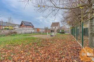 <strong>EERSTE BEZOEKDAG: ZATERDAG 13/12 VAN 9U TOT 14U (enkel op afspraak).</strong><br /><strong>NIEUWERKERKEN – Gerenoveerde halfopen gezinswoning, 4 slaapkamers, met schitterende tuin op toplocatie.</strong><br /><br />Nabij het dorpscentrum vinden we deze smaakvol gerenoveerde gezinswoning, ideaal voor wie op zoek is naar ruimte, comfort en een aangename tuin. Deze woning is op het gelijkvloers voorzien van een inkomhal, woonkamer met aansluitend ruime leefkeuken (volledig geïnstalleerd) en aparte eethoek, wat een leuke interactie biedt met de tuin. Overigens nog een recent gerenoveerde badkamer met alle comfort. <br /><br />Het verdiep telt een overloop en drie slaapkamers, waarvan één doorloopkamer die perfect ingericht kan worden als dressing of bureau . De zolder, via een vaste trap, werd volledig afgewerkt tot een extra, ruime slaapkamer en beschikt over een walk-in dressing. Extra opbergruimte vind je in de achterbouw met geïntegreerde wasplaats, en de dubbele garage. Dankzij de brede straatgevel komen eventuele uitbreidingsplannen in aanmerking.<br /><br />De tuin werd volledig omheind, bereikbaar via een automatische poort en geniet van voldoende parkeergelegenheid alsook een mooie oppervlakte die volledig naar eigen noden en smaak ingericht kan worden. Ook de ligging is een absolute troef. De woning bevindt zich op wandel- en fietsafstand van scholen, winkels en openbaar vervoer, én ligt vlakbij de belangrijkste invalswegen. Een perfect evenwicht tussen rust, bereikbaarheid en comfort.<br /><br />info en bezoek: 053/60.65.60.<br />De vermelde prijs is een richtprijs. Na ontvangst van de biedingen zal de verkoper beslissen of hij/zij de eigendom verkoopt aan het beste bod. De richtprijs is aldus niet bindend voor de verkoper. Voor meer info kunt u ons contacteren of het reglement raadplegen op onze website.