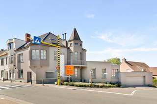 Commercieel gelegen karaktervol handelspand met woonst, strategische topligging met visibiliteit. 

Perfect onderhouden handelspand met woonst: 
INDELING: inkom, groot kantoor/winkel/praktijk, dubbele garage, overdekt terras, en leuke tuin, onderkelderd. 
WOONST: aparte inkom, gezellige grote lichtrijke leefruimte, geïnstalleerde keuken met extra ontbijthoek, aanpalend groot zonneterras, toilet, berging en wasplaats, 5 ruime slaapkamers en 2 badkamers. 

TROEVEN: perfect onderhouden, zonnepanelen, driedubbele beglazing, kwalitatieve afwerking. 

Bezoek na afspraak met IMMO BEGUIN: info@immobeguin.be
