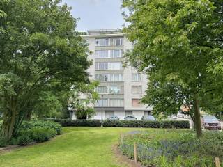 Op zoek naar een licht en verzorgd appartement op een uitstekende locatie? Dan is dit appartement op de bovenste verdieping van Residentie Ter Eycken II zeker een bezoek waard!<br />Dankzij de ligging op de 6de verdieping geniet u hier van veel natuurlijke lichtinval en een open uitzicht. Vanuit het appartement kijkt u uit op de omgeving van de Royal Antwerp Football Club. Voor voetballiefhebbers een absolute troef, voor anderen vooral een herkenbaar oriëntatiepunt.<br /><br />Het appartement werd doorheen de jaren gerenoveerd en beschikt over pvc-ramen met dubbele beglazing, een conforme elektrische installatie en collectieve verwarming. De grote raampartijen in verschillende gevels zorgen voor een aangename en lichtrijke woonomgeving. De ligging is een van de grootste troeven van dit appartement. Met een Mobiscore van 9,2/10 bevinden winkels, scholen, openbaar vervoer, sportfaciliteiten en belangrijke invalswegen zich op korte afstand. Bovendien ligt het appartement in een groene omgeving met verschillende parken en recreatiemogelijkheden in de buurt.<br /><br />Bij het betreden van het appartement komt u terecht in de inkomhal die toegang geeft tot de verschillende ruimtes. De woonkamer vormt het hart van het appartement en baadt dankzij de grote raampartijen in het daglicht. Aansluitend bevindt zich de volledig ingerichte keuken, die praktisch is ingericht en toegang geeft tot een klein balkon. Verder beschikt het appartement over twee ruime slaapkamers en een badkamer uitgerust met een douche, lavabo en toilet.<br /><br />Dit appartement is ideaal als eerste eigen woning, maar vormt eveneens een interessante investeringsopportuniteit dankzij de gunstige ligging en het instapklare karakter.