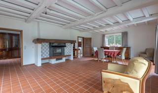 <p>Spacieuse villa prête à habiter avec double garage et jardin orienté ouest à Relegem, Asse.</p><p>Située dans une rue calme à Relegem, cette villa soignée offre tout le confort, un double garage et un beau jardin profond.<br />Depuis le hall d'entrée majestueux avec coin vestiaire et WC invités, on accède à la maison. Au rez-de-chaussée, un spacieux séjour avec vue sur le jardin, une cuisine séparée avec plan de travail en pierre naturelle et appareils encastrés de qualité, une première chambre spacieuse et une salle de bains soignée.</p><p>L'élégant escalier en bois mène au premier étage avec deux très grandes chambres dont une avec armoires intégrées et bureau, un WC séparé et une salle de douche supplémentaire.</p><p>Le grand double garage est accessible depuis la cuisine ou via les deux portes de garage, complété par un espace cave supplémentaire. Le jardin est orienté ouest, offrant une exposition idéale l'après-midi et en soirée, tout comme le beau et spacieux jardin.</p><p>La maison est prête à habiter et a déjà bénéficié de panneaux photovoltaïques, chauffe-eau solaire, volets roulants électriques, chaudière à condensation, salles de bains rénovées et plus encore.</p><p>Ce bien bénéficie d'une situation calme avec une liaison facile vers Bruxelles. Commerces, écoles, transports en commun et grands axes sont facilement accessibles.</p><p>PEB label C <br />278 kWh/m²an<br />Installation électrique conforme RGIE.</p>