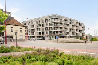 <p>Penthouse récent, prêt à emménager, situé en plein centre, avec deux terrasses exceptionnellement spacieuses (à l'avant et à l'arrière).</p><p>Agencement : hall d'entrée, séjour lumineux, cuisine ouverte, deux chambres spacieuses avec placards intégrés, une salle de bains avec double vasque, douche et WC, ainsi que des toilettes invités dans le couloir.</p><p>Un débarras/buanderie avec lave-linge, sèche-linge et rangements supplémentaires est également disponible.</p><p>Ce penthouse aux finitions soignées est équipé de la domotique avec fenêtres coulissantes automatiques donnant sur les deux terrasses, de stores et rideaux électriques, ainsi que d'un éclairage fonctionnel et élégant.</p><p>Les terrasses avant et arrière sont exceptionnellement spacieuses, vous permettant de profiter du soleil et de la lumière naturelle tout au long de la journée.</p><p>La terrasse avant comprend également un espace de rangement extérieur supplémentaire.</p><p>Deux places de parking privées sont disponibles à l'achat (25 000 € chacune).</p><p>L'ensemble du penthouse est équipé du chauffage au sol et bénéficie d'une consommation énergétique extrêmement efficace. Ne manquez pas cette opportunité ! Contactez-nous dès aujourd'hui pour planifier une visite et laissez-vous surprendre par cet appartement élégamment meublé dans un emplacement privilégié !</p><p></p>
