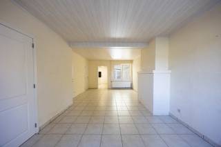 Op zoek naar een woning met ruimte, karakter en mogelijkheden? Deze aangename gezinswoning biedt een comfortabele basis en beschikt bovendien over verschillende ruimtes die naar eigen wens kunnen worden ingevuld.<br /><br />Bij binnenkomst komt u in de hal, die toegang geeft tot de gezellige woonkamer. Dankzij de natuurlijke lichtinval ontstaat hier een aangename sfeer. De keuken sluit aan op de veranda, een veelzijdige ruimte die perfect kan dienen als eet-, speel- of ontspanningsruimte en tegelijkertijd een mooi zicht op de tuin biedt.<br /><br />De badkamer bevindt zich op het gelijkvloers en is uitgerust met een wastafelmeubel, toilet en ruime inloopdouche. Ook voor wasmachine en droogkast is hier een praktische plaats beschikbaar.<br /><br />De bovenverdieping telt twee volwaardige slaapkamers en een kleinere kamer. Deze extra kamer kan, afhankelijk van uw behoeften, dienstdoen als bureau, dressing, kinderkamer of hobbyruimte. Vanuit de nachthal bereikt u via een vaste trap de ruime zolder. Deze verdieping is onafgewerkt maar biedt voldoende opbergruimte.<br /><br />Ook de buitenruimte is een belangrijke troef. De woning beschikt over een terras, een afzonderlijke berging en een ruime, diepe tuin. Er is voldoende plaats om de tuin naar eigen smaak in te richten en er een aangename buitenplek van te maken.<br /><br />Deze woning biedt een mooie combinatie van praktische ruimtes en een ruime buitenomgeving. Ideaal voor wie op zoek is naar een woning die kan meegroeien met de behoeften van zijn bewoners.<br /><br />Interesse? Maak een afspraak via 016 199 348 of stephanie.mottie@homixx.be en kom de woning ter plaatse bekijken!