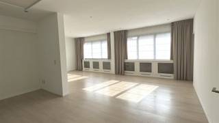 Bent u op zoek naar privacy en buitenruimte op een centrale locatie? Dit unieke appartement op de eerste verdieping van de Van Praetlei 24 biedt...