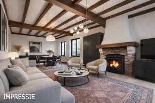 <strong>In een rustige, doodlopende straat nabij het Turnhouts Stadspark bevindt zich deze vrijstaande woning met o.a. twee slaapkamers, een inpandige garage en een ruime zolder over de volledige verdieping, die tal van mogelijkheden biedt. Het geheel is gelegen op een mooi perceel van ca. 800 m², ideaal georiënteerd op het zuidoosten. Een gunstige EPC-score van 274 <span>Kwh/m²/j (C-label). </span></strong><span><br /><br />Indeling:</span><br />Via de inkomhal, die voldoende ruimte biedt voor een vestiairekast, heeft u toegang tot zowel het nachtgedeelte als de leefruimte. De woonkamer is voorzien van een gezellige houtkachel. Aansluitend bevindt zich de keuken, voorzien van een dubbele spoelbak, keramisch kookvuur (Bosch), koelkast en diepvries. Vanuit de keuken bereikt u de veranda, die een mooi zicht biedt op de tuin. Naast de veranda ligt een ruime en praktische berging/wasplaats met aansluitingen voor wasapparatuur.<span><br /><br /></span>Via de berging is er toegang tot een grote zolder, die tal van mogelijkheden biedt voor uitbreiding of herinrichting. Daarnaast bestaat de mogelijkheid om een vaste trap te voorzien vanuit het nachtgedeelte, wat het creëren van extra kamers of een hobbyruimte vergemakkelijkt.<br /><br />Het nachtgedeelte omvat twee slaapkamers, waarvan één met ingemaakte kast, een badkamer met douche in bad en enkele wastafel, en een apart toilet.<br /><br />Verder beschikt de woning over een inpandige garage met automatische poort en smeerput.<br /><br /><span>Buitengebeuren:</span> <br />De volledig omheinde, zuidoostgericht tuin biedt veel privacy en beschikt over een ruim bijgebouw/werkhuis met aansluitend een praktische tuinberging.<br /><br /><span>Bijzonderheden:</span> <br />- Centrale verwarming op aardgas, d.m.v. radiatoren<br />- Tegelpannen en dakisolatie (2018)<br />- Badkamer recent vernieuwd (2020)<br />- EPC-score van 274 Kwh/m²/j (C-label)<br />- Asbestveilig (maar niet asbestvrij) <br /><br />Bekijk deze woning via onze virtual tour: https://tour.giraffe360.com/628992d2bc29440684c879dcc2b557f0