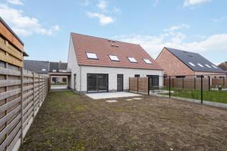 <p><span>In het hart van Waardamme verrijst deze halfopen nieuwbouwwoning op een perceel van <strong>315 m²</strong>, ontworpen voor wie houdt van licht, ruimte en modern wooncomfort. Met een <strong>bewoonbare oppervlakte van 152 m²</strong> biedt deze woning een doordachte indeling die elke dag aangenaam maakt.</span></p>
<p><span>De zonnige leefruimte vormt het kloppend hart van de woning: grote ramen brengen overvloedig daglicht binnen en creëren een open, luchtige sfeer. De <strong>open keuken</strong> sluit hier naadloos op aan en maakt van koken en samenkomen een vanzelfsprekend plezier. Aansluitend vind je een praktische <strong>berging</strong>.</span></p>
<p><span>Op de verdieping wachten <strong>drie ruime slaapkamers</strong>, ideaal voor een gezin of wie graag extra ruimte heeft voor een bureau of hobbykamer. De moderne <strong>badkamer met inloopdouche</strong> combineert stijl met comfort.</span></p>
<p><span>Buiten geniet je van een mooie <strong>tuin</strong> waar je in alle rust kunt ontspannen. De <strong>carport</strong> biedt bovendien een veilige en droge parkeerplaats.</span></p>
<p><span>Deze woning combineert hedendaagse architectuur met een warme woonbeleving — een ideale thuisbasis in een rustige, groene omgeving.</span></p>
<div>Voor verdere info of een bezoek, contacteer Bruno 0496 234126 of bruno.vanthuyne@acasa.immo</div>