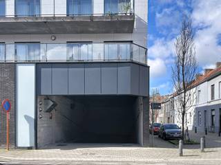 Te koop: binnenstaanplaatsen aan 23.000 per stuk, uitstekend gelegen aan het Rabotpark, op wandelafstand van Aldi en het Sint-Lucasziekenhuis. Dankzij de centrale ligging in een buurt met hoge parkeerdruk bieden deze staanplaatsen een sterk verhuurpotentieel en vormen ze een interessante en zorgeloze investering. Bovendien zijn ze ook bijzonder geschikt voor bedrijven die nood hebben aan extra parkeerplaatsen.
De site is vlot bereikbaar via de N430 en geniet van een directe verbinding met de stadsring. Daarnaast bevindt het geheel zich buiten de lage-emissiezone.
Voor meer informatie of een bezoek, neem gerust contact met ons op.