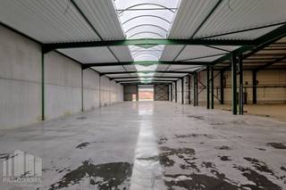 Uitstekend gelegen nieuwbouw <strong>KMO-unit van 713 m² te huur</strong>, op slechts 450 m van de op- en afrit 10 <strong>Beernem </strong>van de E40.<br /><br />Het magazijn beschikt over een vrije hoogte van 6 m en is toegankelijk via een automatische sectionale poort met een aparte toegangsdeur. Daarnaast is de loods uitgerust met een lichtstraat met rookluik, de nodige elektriciteitsvoorzieningen en energiezuinige LED-verlichting.<br /><br />Op het terrein is ruime parkeer- en manoeuvreerruimte voorzien. Beschikbaar vanaf september 2026.<br />De ruimte is geschikt voor zowel<strong> opslag als uitvoeren activiteiten</strong>.<br />Tevens is het mogelijk om andere oppervlaktes te huren.<br /><br />Contacteer <strong>PANORAMA B2B</strong> voor bijkomende (technische) inlichtingen, plannen of een vrijblijvend plaatsbezoek via <strong>0479 01 70 70</strong>.