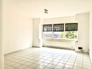 Welkom te Boomstraat 72 bus 1 te Bornem. Hier kunnen we een zeer leuk appartement terugvinden met een centrale ligging. Alle winkels vlakbij!<br /><br />We nemen de trap naar de eerste verdieping. Hier komen we toe in een gezellige leefruimte met open keuken. De grote ramen zorgen ervoor dat er heel veel licht naar binnenvalt.<br /><br />De open keuken is ruim en voorzien van de basisbenodigheden. En aan een berging is uiteraard ook gedacht. Hier kan je zeker voldoende spullen stockeren en dan is er nog ruimte over voor het plaatsen van een was- en droogmachine. We wandelen even door naar de ruime slaapkamer met zicht op jouw ruim terras. Dit wordt wellicht heerlijk ontwaken.<br /><br />Jouw badkamer grenst aan jouw slaapkamer en is voorzien van een ligbad. <br /><br />De laatste stop nemen we op het ruim terras achteraan. Lekker ruim om zalig even tot rust te komen.<br /><br />Ohja, er is ook nog een apart toilet. Zeer handig!<br /><br />Huurafspraken: eerste maand vooruit betaald, 3 maanden huurwaarborg en de helft van de kosten van een plaatsbeschrijving.<br /><br />Het appartement is beschikbaar vanaf 1 juni 2026.