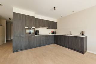 Dit kwalitatief afgewerkt nieuwbouwappartement bevindt zich op een centrale ligging nabij het centrum van Stabroek en combineert comfort, ruimte en een praktische indeling.<br />Via de ruime inkomhal met gastentoilet kom je terecht in de lichtrijke leefruimte op parketvloer. De open, volledig geïnstalleerde keuken is uitgerust met alle hedendaagse toestellen, waaronder een inductiekookplaat, dampkap, vaatwasser, ingebouwde koelkast en oven.<br />Vanuit de woonkamer heb je rechtstreeks toegang tot de ruime, zonnige tuin met terras — ideaal om in alle rust te genieten.<br />Het appartement beschikt verder over twee volwaardige slaapkamers, een ruime badkamer met inloopdouche en dubbele lavabo en een aparte berging met aansluiting voor wasmachine en droogkast. De private kelderberging is inbegrepen in de prijs en is tevens bereikbaar via de lift. Daarnaast zijn er op het gelijkvloers een gemeenschappelijke fietsenstalling en vuilnisberging aanwezig. De afgesloten garagebox met sectionaalpoort is optioneel bij aan te kopen voor €23.000 excl. kosten en biedt rechtstreekse toegang via de tuin. Aankoop aan 6% btw mogelijk (onder voorwaarden). Interesse of graag een bezoek ter plaatse? Contacteer ons via 0479/80.40.97 of lauren@vastgoed03.be