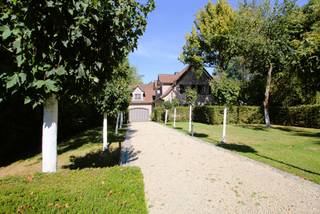 Op een uniek perceel van 4541 m² en 33 meter breed treffen we deze prachtige villa gebouwd in 1985 en voorzien van een vernieuwde CV-ketel en...