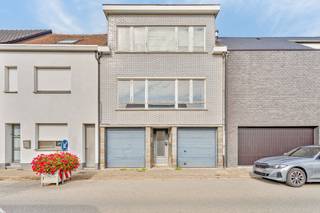 Deze te renoveren woning kan gebruikt worden als eengezinswoning maar kan eveneens gesplitst worden in 2 appartementen. Momenteel is de...