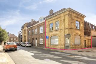 Instapklaar huis te koop in de Slachthuisstraat 15 in Ieper. Dit instapklare huis beschikt over twee ruime kamers en mogelijks derde kamer op de zolder. Dit hoekpand heeft verder twee verschillende inkomdeuren waardoor aan aparte ruimte voor hobby of zaak makkelijk te realiseren is. Er is centrale verwarming op gas en een conforme keuring van de elektriciteit. Bij plaatsen van isolatie op zolder voldoet de woning aan de EPC-eisen!INDELINGGelijkvloers: Gelijkvloerse ruimte (kantoor) met berging - aparte inkom met afzonderlijk toilet - leefruimte met geïnstalleerde keuken.Eerste verdiep: Lichtrijke hall - twee ruime kamers - badkamer met douchebad, lavabomeubel en toilet.Zolder: Zolder met vaste trap, mogelijkheid voor extra kamer, makkelijk te isoleren! Verder heeft deze woning ook nog een praktische kelder die kan dienen als extra bergruimte.ALGEMEEN- CV op gas - Elektriciteit conform - Centrale ligging- Interessant als investering - EPC makkelijk te verbeterenDit pand is onderworpen aan de renovatieverplichting van de Vlaamse overheid voor residentiële gebouwen (behoudens bij sloop binnen 5 jaar na de aankoop). Consulteer voor meer informatie de website van het Vlaams Energie- en Klimaatagentschap via https://www.vlaanderen.be/een-woning-kopen/renovatieverplichting-voor-residentiele-gebouwen