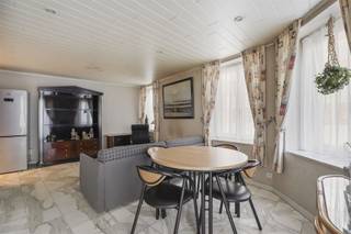 <p><span>Lichtrijke studio gelegen op een tweede verdieping, vlakbij de zeedijk, haven en centrum.</span></p><p><span>De ideale uitvalbasis van deze studio is hier zeker een grote troef.  </span></p><p><span>De lichtrijke leefruimte voorzien van vele raampartijen staat in connectie met de open keuken.  Deze is compact maar praktisch qua indeling.</span></p><p><span>Er is een klein terrasje geconnecteerd aan de leefruimte.</span></p><p><span>De badkamer is voorzien van een ligbad, lavabomeubel en toilet. </span></p><p><span>Er is een slaaphoek aanwezig met ingemaakte kasten.</span></p><p><span>De ruimtes worden verwarmd met elektrische convectoren.</span></p><p><span>Er is een privatieve kelder voor deze studio op het gelijkvloers.</span></p><p><span>Dit pand is onderworpen aan de renovatieverplichting van de Vlaamse overheid voor residentiële gebouwen (behoudens bij sloop binnen 5 jaar na de aankoop). </span></p><p><span>Consulteer voor meer informatie de website van het Vlaams Energie- en klimaatagentschap via <span>https://www.vlaanderen.be/een-huis-of-appartement-kopen/renovatieverplichting-voor-residentiele-gebouwen</span></span></p><p><span>Vraag ons advies naar energiebesparende ingrepen en de voorziene premies. </span></p>