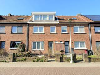 Zeer verzorgde woning op een perceel van 150 m², gelegen op een absolute toplocatie recht aan het kanaal Kanaal Dessel-Schoten. Hier geniet...