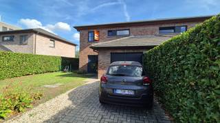 Dicht bij het centrum van Evergem, in een residentiële verkaveling, bieden wij u deze woning te koop aan. <br /><br />Superindeling : een ruime woonkamer met veel lichtinval, een uitgeruste keuken, inkomhal & toilet, berging, garage. Op de bovenverdieping zijn er 3 grote slaapkamers, een ruime badkamer, toilet, zolder met zolderluik. <br /><br />Buiten is er een verzorgde tuin, een groot zonneterras, en 100% privacy. <br /><br />Locatie, locatie, locatie... centrum op fiets of wandelafstand, dus ook dichtbij winkels, restaurants, bib, openbaar vervoer, scholen, sportcentra, markt op zaterdag.... <br /><br />Ramen in pvc, dubbele beglazing. Goed epc verslag, woning dateert van 2008, dus geen asbest, geen renovatieplicht.... <br /><br />Meer info of een plaatsbezoek gewenst bel Annemie 0472/98.16.29