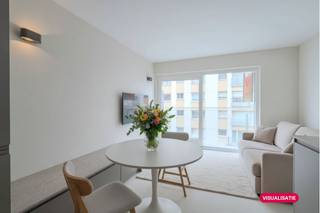 Volledig gerenoveerde studio met slaaphoek gelegen op de vierde verdieping van de Residentie Emperador, Prosper Poulletstraat 19 te Middelkerke. Deze studio beschikt over een prachtig lateraal zeezicht, zicht op hinterland en ligt op wandelafstand van de winkels en openbaar vervoer. De gevel en inkomhal van het gebouw werd recentelijk volledig gerenoveerd!Indeling: - inkomhal met mogelijkheid tot slaaphoek - leefruimte- geïnstalleerde open keuken met kastruimte, kookplaat, afwasmachine en frigo - badkamer voorzien van inloopdouche, toilet en lavabo- terras met prachtig zeezichtPluspunten:- volledig gerenoveerd (2025)- zijdelings zeezicht- op maat gemaakte kasten- conforme elektrische keuring- recente gevelrenovatie- dak reeds vernieuwd- gemeenschappelijke inkomhal volledig vernieuwdBent u op zoek naar een gerenoveerde studio met slaaphoek en prachtig zijdelings zeezicht te koop te Middelkerke? Aarzel niet en leg vandaag nog uw bezoek vast! Deze AI-visualisaties zijn bedoeld als inspiratie. Er werd geen rekening gehouden met technische specificaties, stedenbouwkundige voorschriften of de concrete mogelijkheden tot realisatie.