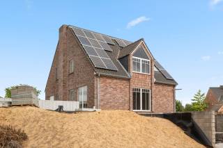 Cette magnifique maison individuelle située à Tienen offre une parfaite combinaison de confort et d'espace. Construite en 2009, elle s'élève sur un terrain de 475 m², avec un grand jardin et un accès facile au garage.<br /><br />Avec une surface habitable de 209,52 m², la maison comprend trois chambres et une salle de bains. L'agencement est pratique et lumineux, offrant un grand potentiel pour créer un cadre de vie agréable. La maison est encore à finaliser, ce qui vous permet de personnaliser l'aménagement et les finitions selon vos goûts.<br /><br />De plus, elle dispose de deux places de garage, offrant un confort et une sécurité supplémentaires pour vos véhicules. Cette maison est idéale pour une famille cherchant un logement spacieux dans un quartier calme, avec de nombreuses opportunités pour en faire un chez-soi parfait et entièrement personnalisé.