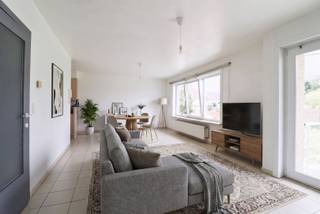 <p><span>Degelijk, instapklaar appartement te Helkijn, met parkeergelegenheid in de onmiddellijke omgeving. Omvat: inkom, leefruimte met ingerichte keuken, terras, berging, apart toilet, 2 slaapkamers en badkamer met ligbad. Mogelijkheid tot bijhuren van garage.</span></p>