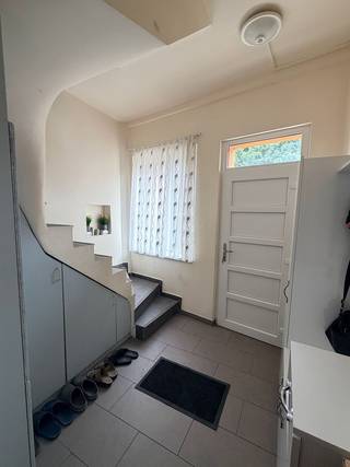 Deze ruime en veelzijdige gezinswoning biedt tal van mogelijkheden voor wie op zoek is naar comfort en ruimte.Op het gelijkvloers bevindt zich een...