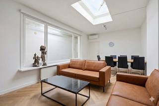 Ontdek dit unieke huis met bakkerij te koop in Brakel, ideaal voor wie werken en wonen wil combineren of zoekt naar een interessant vastgoed-investeringspand op een absolute A-locatie. Het pand ligt in de bruisende winkelstraat van Brakel, op wandelafstand van het centrum, scholen en openbaar vervoer. Dankzij de commerciële zichtbaarheid en het potentieel van zowel de woning als de bakkerij vormt dit een zeldzame kans voor ondernemers of investeerders die willen kopen in Brakel.INDELING:*GELIJKVLOERS:-woning (met commerciële ruimte ingericht als bakkerij);-gezellige woonkamer, keuken en douche;-ruime atelier (diverse mogelijkheden);-zonnig terras;-diepe tuin;*EERSTE VERDIEPING:-2 grote slaapkamers;*TWEEDE VERDIEPING:-2 grote slaapkamers;-badkamer.Dit huis in Brakel biedt uitzonderlijke mogelijkheden voor wie een handelszaak wil uitbouwen of een rendabel investeringsproject wil kopen. De combinatie van een goed gelegen commerciële ruimte, een ruime bovenliggende woning en de flexibele indelingsopties maken dit pand bijzonder aantrekkelijk.TROEVEN:-topcommerciële ligging in de winkelstraat;-ruime atelier en goed georganiseerde werkruimtes;-volledig woonhuis: 4 slaapkamersterras en tuin;-ideaal voor ondernemers of investeerders die vastgoed willen kopen.Renovatieverplichting v. toep. (uitz: bij sloop binnen 5 jaar na aankoop). (Zie: https://www.vlaanderen.be/een-woning-kopen/renovatieverplichting-voor-residentiele-gebouwen.Deze AI-visualisaties zijn bedoeld als inspiratie. Er werd geen rekening gehouden met technische specificaties, stedenbouwkundige voorschriften of concrete mogelijkheden tot realisatie.EPC: 542 kWh/m²EPC: 542.0 kWh/m²Dit pand is onderworpen aan de renovatieverplichting van de Vlaamse overheid voor residentiële gebouwen (behoudens bij sloop binnen 5 jaar na de aankoop). Consulteer voor meer informatie de website van het Vlaams Energie- en Klimaatagentschap via https://www.vlaanderen.be/een-woning-kopen/renovatieverplichting-voor-residentiele-gebouwen