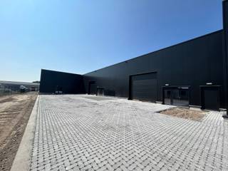 In KMO-zone kanaal is deze nieuwe KMO-unit van 484m² beschikbaar voor verhuur. Voorzieningen om een kantoor/sanitair in te richten. De unit...