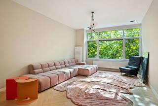 Vivre au Zuid comme il se doit : avec style, confort et un calme surprenant. Cet appartement rénové avec goût, situé au deuxième étage d’un immeuble récemment remis à neuf, allie confort moderne et emplacement de choix.

L’intérieur séduit par sa finition contemporaine et de qualité, avec une distribution intelligente et une attention portée aux détails. L’appartement dispose de deux véritables chambres, idéales pour un couple, une petite famille ou un espace bureau ou chambre d’amis. La climatisation assure un confort optimal tout au long de l’année.

La terrasse conviviale d’environ 6 m² est parfaite pour un café matinal ou un moment de détente en fin de journée. Lorsque les arbres sont en fleurs, l’appartement est entouré de verdure : à l’avant comme à l’arrière, la vue est apaisante et presque semblable à un parc – un atout rare en ville.

Situé dans la Verbondstraat, entre la Marnixplaats et le Musée des Beaux-Arts, l’appartement se trouve au cœur du très prisé quartier du Zuid à Anvers. Restaurants, cafés et lieux culturels sont accessibles à pied, tout en profitant d’un environnement étonnamment calme.

L’immeuble à taille humaine a été récemment rénové et dispose d’un local à vélos pratique. L’absence d’ascenseur contribue à son charme et à des charges communes réduites.

Un appartement clé en main, plein de caractère, offrant confort et une expérience de vie verdoyante unique en plein centre-ville.