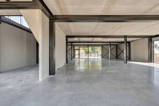 Uitzonderlijk modern en stijlvol nieuwbouw handelsruimte/kantoorruimte/showroom met een oppervlakte van 390 m² te huur. Uitstekend gelegen langs én met fenomenale visibiliteit van de N60 met onmiddellijke verbinding naar de E17. <br />De mooie glaspartijen benadrukken de moderne en open uitstraling van de ruimte met een overvloed aan natuurlijk lichtinval. Het gebouw biedt ruime parkeermogelijkheden en is omgeven door veel groen.<br /><br />Mogelijkheid bijhuren bovenverdieping van nog eens 170m². Onmiddellijk beschikbaar<br /><br />Heeft u interesse in meer informatie of wilt u een afspraak inplannen? Aarzel dan niet om contact op te nemen met Henry Van Tornhout - KMO Vastgoed op het nummer +32 474 13 37 93 of stuur een e-mail naar henry@kmovastgoed.be.