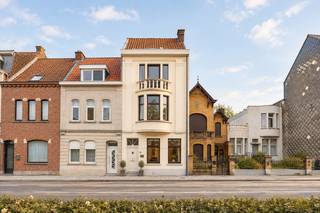 OPENKIJKDAGEN OP Zaterdagen 5 en 12 september in de voormiddag OP AFSPRAAK 0475/34.00.40<br />SLIMME VASTGOEDKEUZE ! Dit kan het dus worden. AI maakte 5 mooie voorbeelden <br />Richtprijs en biedingen mogelijk vanaf 194.900 €<br /><br />Bent u op zoek naar een charmante ruime gezinswoning met veel leefruimte en 3 slaapkamers in een mooie laan en buurt dichtbij alle faciliteiten ? Kom dan zeker een bezoek brengen aan deze interessante woning. Een woning die nog wat renovatiewerken vraagt vooral verfraaiing zoals schilderwerken, boven oude vinyl en laminaat verwijderen en het mooie authentieke parket opnieuw doen stralen en de tuin wat liefde geven 💛<br />Ze werd recent ook gedeeltelijk gerenoveerd met een nieuwe achterbouw met een nieuwe keuken en badkamer. De centrale verwarming met condensatie gasketel werd aangevat maar niet volledig afgewerkt. De elektriciteit moet deels verder afgewerkt worden. <br /><br />Indeling gelijkvloers : inkomhal, open leefruimte met 3 ruimtes achter elkaar, dan de nieuwe achterbouw met gastentoilet, badkamer met inloopdouche, ruime open keuken, groot schuifraam, terras, tuin en tuinhuisje.<br />Eerste verdieping: 1 slaapkamer en een tweede badkamer met bad/douche, lavabo en toilet.<br />Tweede verdieping: 2 slaapkamers<br />Er is ook nog een kelder en een praktisch tuinhuisje<br /><br />Deze woning kan gemakkelijk verder gerenoveerd worden en biedt een zeer mooi potentieel.<br />Voor wie de handen uit de mouwen wil steken is dit een echte topper. We helpen u ook graag verder met onze vertrouwde aannemers.<br />Geen renovatieplicht want de woning heeft een EPC D<br /><br />De ligging is ideaal voor wie dicht bij alle faciliteiten van de stad wenst te wonen. <br />Station, scholen, winkels, openbaar vervoer. Alles is op korte wandelafstand. <br />Contacteer ons voor een bezoek 0475/34.00.40
