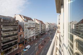 Ontdek dit luxueus afgewerkte en centraal gelegen appartement aan de zonnige kant van de Lippenslaan.Indeling:Inkomhal met vestiaire en apart...