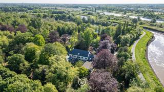 Hof van Lachenen – Een Uniek Domein vol Charme en KlasseVerborgen achter een indrukwekkende oprijlaan ontvouwt zich het Hof van Lachenen: een...