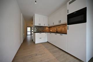 Dit charmante huisje combineert slim ruimtegebruik met een hoogwaardige afwerking. Ideaal voor een single of dynamisch koppel dat houdt van comfortabel wonen.<br /><br />Gelijkvloers :<br />• inkom met gastentoilet<br />• leefruimte<br />• open keuken met inductie kookplaat, vaatwasser, combi oven, koelkast en ingemaakte kast om was- en droogmachine te plaatsen <br />Verdiep :<br />• 2 slaapkamers<br />• badkamer met douche, lavabomeubel en toilet<br />Zolder<br />Tuin met overdekt terras en berging<br /><br />• EPC-label C : 293 kWh / (m² jaar) <br />• Huurprijs € 900 / m.<br />• Onmiddellijk beschikbaar <br /><br />Gelieve ons per MAIL te contacteren om uw bezoek in te plannen. <br />📧 betty@zakenkantoor-roels.be 🌐 www.zakenkantoor-roels.be<br />Telefonisch plannen wij GEEN afspraken in.