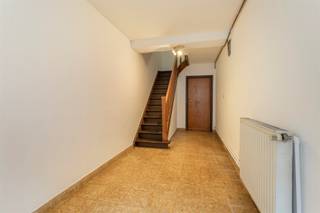 Zeer interessante investering te koop in Anderlecht. 2 Panden te koop op RUE WAYEZ &amp; RUE DU VILLAGE, ze genieten van een centrale TOP ligging in een commerciële buurt, winkels, openbaar vervoer, scholen, .... op wandelafstand. De panden worden samen aangeboden, vanwege de structurele samenloop.De indeling van pand 1 (RUE WAYEZ): op de benedenverdieping vindt u een ruime commerciële ruimte, een commerciële ruimte aan de voorzijde en een opslagruimte aan de achterzijde.1e verdiepingWoonkamer, keuken, slaapkamer, badkamer2e verdieping2 slaapkamers, badkamer, bergingDe indeling van het pand 2 (RUE DU VILLAGE) op de benedenverdieping vindt u een ruime hal en een berging. op de eerste verdieping een grote en lichte woonkamer, een toilet en een keuken, op de tweede verdieping 2 slaapkamers, een badkamer en een toilet. zolder. Wilt u meer informatie of de woningen bezoeken? Neem contact op met STRUCTURA op 02/460 80 46 of info@structura.be.