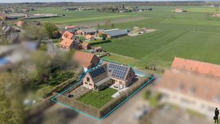 <p><strong>Charmante en instapklare woning i</strong>n landelijke stijl met bijwoning nabij centrum Wuustwezel – ideaal voor <strong>kangoeroewonen of praktijk aan huis.<br />EPC A Energiezuinig, perfecte staat van onderhoud</strong>, kwalitatieve afwerking en zonnepanelen<br /><br /><strong>Gelijkvloers:</strong><br /><strong>Hoofdwoning</strong> – gelijkvloers<br />- inkomhal ingemaakte kasten en met gastentoilet<br />- ruime gezellige leefruimte opgedeeld in eetkamer met airco op parket met zicht op de tuin<br />-<strong> volledig uitgeruste en sfeervolle open keuken</strong> (Boretti oven, Novy dampkap, Amerikaanse koelkast, vaatwasser Bosch) met <strong>houtkachel</strong>. <br />- badkamer met bad, inloopdouche, dubbele lavabo, extra verwarming en toilet<br />- 2 slaapkamers waarvan 1 met airco (waarvan één ingericht als dressing) met internet en tv aansluiting<br />- wasruimte met aansluiting voor wasmachine en waterontharder<br />- <strong>bureau met tuinzicht en deur naar buiten</strong><br /><br /><strong>Verdieping:</strong> <br />- nachthal met ingebouwde kasten<br />- apart toilet<br />- 2 slaapkamers met internet en tv aansluiting (waarvan één momenteel ingericht als schoonheidssalon met Velux raam en eletrisch rolluik)<br />- dressing met aansluitende badkamer<br />- extra berging /technische berging met gasketel van 1 jaar oud<br />- zolder met vlizotrap<br /><br /><strong>Bijwoning</strong> <strong>– met aparte inkom</strong>:<br />- inkomhal met toilet en ingemaakte kasten<br />- keuken (fornuis van SMEG, combi-oven, Amerikaanse koelkast, vaatwasser op hoogte)<br />- living met veel lichtinval en airco en tuinzicht<br />- boven een slaapkamer met airco, dressing en badkamer (douche, dubbele lavabo, toilet).<br /><br /><strong>Tuin op het Zuiden met terras </strong>, tuinhuis, omheind en elektrische deur en poorten<br /><br /><strong>Troeven:</strong><br />– gelegen nabij het centrum van Wuustwezel<br />–<strong> hoogwaardige afwerking</strong><br />– private, afgesloten tuin met elektrische poorten<br />– meerdere parkeerplaatsen en ruime optrit langs het huis<br />– <strong>26 zonnepanelen – EPC A</strong><br />– volledige privacy tussen hoofd- en bijwoning<br />- veel parkingplaatsen</p>