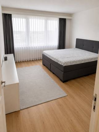 Heel mooi en ruim appartement te huur, gelegen op een goede en centrale locatie aan de Luitenant Lippenslaan. Het appartement beschikt over een aangename en lichtrijke leefruimte met voldoende plaats voor een comfortabele zithoek en eethoek.
De woning heeft 2 ruime slaapkamers, een aparte kantoorruimte die ideaal is om rustig te werken of als extra kamer te gebruiken, en een praktische berging voor extra opslagruimte. Daarnaast is er een volledig uitgeruste keuken, een badkamer en een apart toilet.
Een absolute troef is het gezellige terras, waar u heerlijk kunt genieten van de buitenlucht.
De woning is ideaal voor wie op zoek is naar een ruime, comfortabele en praktische woning met meerdere kamers en veel mogelijkheden.
✨ 2 slaapkamers
💻 Aparte kantoorruimte
📦 Berging
🛋️ Ruime en lichtrijke woonkamer
🍳 Keuken
🛁 Badkamer
🚽 Apart toilet
🌿 Terras
📍 Goede ligging in Antwerpen
Een ideale woning voor wie ruimte, comfort en een praktische indeling belangrijk vindt.