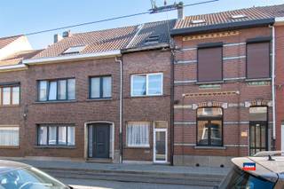 HOBOKEN | RIJWONING MET DRIE SLAAPKAMERS, TUIN EN ACHTERLIGGENDE GARAGEBOX OP EEN TOTALE GRONDOPPERVLAKTE VAN 130m² | EPC 315 |Indeling als volgt :...