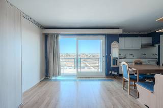 Deze studio is gelegen op de Zeedijk 275 in Middelkerke, in residentie The Manager, een verzorgd appartementsgebouw met prachtig en uniek gemeenschappelijk zwembad met zicht op zee. De ligging combineert het leven aan zee met een rustige oriëntatie aan de achterzijde, waar u geniet van open zicht op het hinterland.<br /><br />De studio beschikt over een praktische indeling met een lichtrijke leefruimte en grote raampartijen die zorgen voor een aangenaam ruimtegevoel. Vanuit de woonruimte heeft u een vrij uitzicht richting het hinterland, wat zorgt voor extra rust en privacy met een zongericht terras.<br /><br />De residentie biedt bijkomende troeven zoals een zwembad en een verzorgde gemeenschappelijke infrastructuur, wat deze eigendom interessant maakt als tweede verblijf of investering aan de kust van Middelkerke.<br /><br />Voor meer informatie of een bezoek kunt u contact opnemen met Inti op inti@immofrancois.be<br /><br /> of 0499 74 89 74.<br /><br />