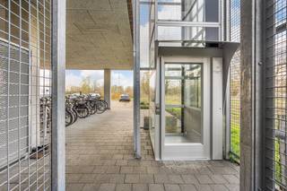 Dit ruim en rustig gelegen duplexappartement in Wilsele, net buiten Leuven, biedt een ideale combinatie van comfort, ruimte en bereikbaarheid. Met een bewoonbare oppervlakte van 135 m² woon je hier vlak bij winkels, scholen en belangrijke invalswegen en de op- en afrit van de E314, terwijl je tegelijk geniet van rust en een open, groen uitzicht dankzij de grote schuiframen in de leefruimte.<br /><br />Op de eerste verdieping kom je binnen in een aangename inkomhal met afzonderlijk gastentoilet en een open bureauruimte (vide) - perfect voor thuiswerk. Verder vind je hier drie slaapkamers, een koele berging, een ruime badkamer met inloopdouche, lavabomeubel en toilet, een wasberging en extra opbergruimte onder de trap.<br /><br />De bovenverdieping vormt het echte leefgedeelte van het appartement, met een volledig geïnstalleerde open keuken en een lichtrijke leefruimte met gezellige gashaard. Van hieruit heb je toegang tot het zuidgericht terras van ca. 20 m², waar je in alle rust kan genieten van zon en privacy en die voorzien is van een zonnewering.<br /><br />Ook op vlak van comfort en energie zit je hier goed, met onder andere vloerverwarming, zes privatieve zonnepanelen, een privatieve kelder,  een regenwaterrecuperatie (aangesloten op de toiletten), een ventilatiesysteem en een gemeenschappelijke waterontharder. Voor eigenaren (bewoners) en bezoekers is er parking voorzien. Daarnaast is er de mogelijkheid tot het huren of aankopen van een autostaanplaats in de ondergrondse parking. Het gebouw beschikt bovendien over een gemeenschappelijke fietsenstalling en afvalruimte.<br /><br />Ben je bijgevolg op zoek naar een modern en instapklaar duplexappartement op een super locatie? Dan is dit een absolute aanrader! Voor een bezoek of extra informatie kan u rechtstreeks contact opnemen met Jan Schrijvers  via 0495 18 95 81 of janschrijvers@immojanstas.be.<br /><br />Bijkomende info (EPC, bodemattest, elektriciteitsattest, enz...) kan U hier downloaden ↓