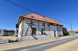 In deze karaktervolle vakwerkwoning werden 2 prachtige appartementen gecreëerd. In dit appartement met twee slaapkamers en een duplex gaat hedendaags wooncomfort perfect samen met rust, charme en privacy.<br /><br />De verbouwing is zo goed als afgerond en zal tegen het verlijden van de akte helemaal klaar zijn.<br /><br />Het appartement werd volledig vernieuwbouwd met de nieuwste technieken en hoogwaardige materialen, wat garant staat voor duurzaam, comfortabel en zorgeloos wonen.<br /><br />Bij binnenkomst word je verwelkomd in een nette inkomhal met apart gastentoilet. Van hieruit heb je toegang tot de lichtrijke leefruimte met open, moderne keuken, ideaal voor gezellig wonen en ontspannen. Daarnaast beschikt het appartement over twee ruime slaapkamers met aansluitend een stijlvolle badkamer voorzien van een inloopdouche.<br /><br />Boven de badkamer bevindt zich nog een open duplex ruimte, ideaal als ontspanningsruimte of open bureau voor de thuiswerkers.<br /><br />Buiten geniet je van een onderhoudsvriendelijk terras, de perfecte plek om tot rust te komen in alle privacy. Parkeergelegenheid is eveneens voorzien, wat het wooncomfort compleet maakt.<br /><br />Ben je op zoek naar een instapklaar appartement in een authentiek vakwerkhuis, gelegen in het landelijke en gezellige Wellen? Dan is deze unieke woonkans absoluut een bezoek waard.<br /><br />De vermelde prijs is exclusief registratierechten, notariskosten en aansluiting van de nutsvoorzieningen op het openbaar net.<br /><br />Contacteer ons vandaag nog voor meer informatie of een persoonlijke bezichtiging.