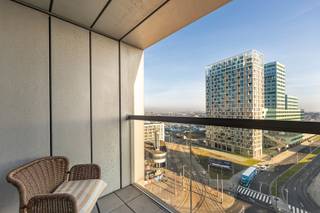 <p>Dit <strong>gemeubeld</strong> appartement is gelegen op de 9de verdieping van de hippe <strong>Londentower</strong>. Het Eilandje is dé buurt in ontwikkeling met zijn gezellige Jachthaven, leuke horecazaken en zijn fantastische 'Park Spoor Noord'! De fietsbrug over de Italiëlei tot in het park start aan de voet van het gebouw. <br /><br /><strong>Indeling:</strong> inkomhal op parket; apart toilet met handenwasser, aparte wasplaats/berging, woonkamer op parket met veel lichtinval (ochtendzon), aansluitend terras op betonsteen. Open keuken met ontbijttoog, voorzien van alle toestellen, knusse slaapkamer op parket, badkamer met ligbad (+ douchesysteem) en wastafel.<br /><br /><strong>Bijzonderheden: </strong></p>
<ul>
<li>Volledig gemeubeld en instapklaar.</li>
<li>Videofoon - Prachtig panoramisch uitzicht - Camerabewaking en receptionist(e) voorzien.</li>
<li>Het appartement werd in 2024 volledig herschilderd.</li>
<li>Diverse gemeenschappelijke fietsenbergingen.</li>
<li>Centraal afvalpunt in het gebouw. </li>
<li>Algemene kosten ca. € 145/mnd. (inclusief provisie verwarming).<br /> </li>
</ul>