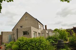 Deze instapklare goed onderhouden driegevelwoning (bouwjaar 2005), is uitstekend gelegen in een residentiële wijk in een rustige doodlopende straat in Eppegem. <br /><br />De woning is gunstig gelegen en vlot bereikbaar dankzij de nabijheid van de E19. Winkels, scholen en openbaar vervoer bevinden zich op wandelafstand, wat een extra troef is. <br /><br />De moderne woning met inpandige garage, heeft een EPC label B en een hoogwaardige afwerking.<br />Via de ruime inkomhal, voorzien van een gastentoilet, een slaapkamer/bureau en kleine badkamer met douche en lavabo, betreedt u de woning.<br /><br />De moderne leefruimte met zicht op een groot terras en de tuin, combineert een lichtrijke living en eetplaats. Er heerst een gezellige sfeer met parketvloer, gaskachel en veel natuurlijk lichtinval.<br /><br />Aansluitend bevindt zich de ruime hedendaagse keuken die grenst aan de garage met een praktische berging. <br /><br />De garage is uitgerust met een lavabo, aansluiting voor de wasmachine en herbergt ook de technische ruimte met condensatieketel, waterverzachter, elektriciteitskast, gasmeter en omvormer voor de zonnepanelen.<br />Onder de garage bevindt zich de kruipkelder. <br />De ruime oprit biedt bijkomende parkeermogelijkheden.<br />Vanuit de garage bereikt u via het zijterras de west-gerichte tuin en het hoofdterras. <br /><br />De woning wordt verwarmd met een condensatieketel, de benedenverdieping met vloerverwarming en de bovenverdieping met radiotoren. Bijna alle ramen zijn voorzien van automatische rolluiken en verluchtingsroosters. <br /><br />Op de eerste verdieping vindt u een ruime badkamer met ligbad, lavabo en toilet. Er zijn twee ruime slaapkamers en een berging aanwezig.<br /><br />Via een zoldertrap bereikt u de volledig geïsoleerde zolder die nog kan ingericht worden naar smaak. <br /><br />Extra troeven:<br />•EPC label B<br />•Kwalitatief hoge afwerkingsgraad<br />•Vloerverwarming op het gelijkvloers<br />•Zonnepanelen<br />•Condensatie ketel Viessmann <br />•Volledig omheind perceel (381 m²)<br />•Inpandige garage<br />•Geïsoleerde zolder<br />