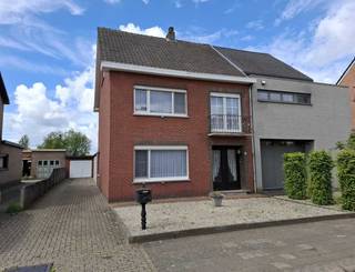 Erg verzorgde woning bestaande uit: inkomhal, leefruimte, keuken, wasplaats, badkamer, apart toilet, nachthal, 3 slaapkamers, zolder (vaste...