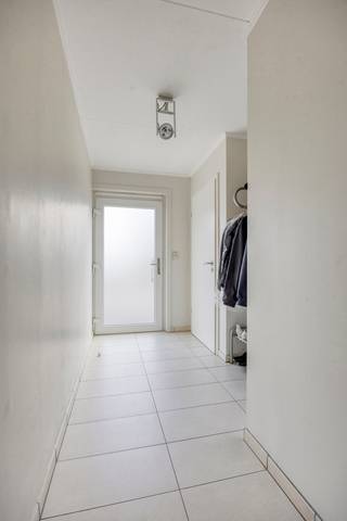 Deze aangename vrijstaande woning uit 2006 is gelegen in Oplinter, een deelgemeente van Tienen. Dankzij het EPC-label B, de zonnepanelen en airconditioning combineert de woning hedendaags comfort met een energiezuinig karakter.<br /><br />Bij het binnenkomen wordt u verwelkomd in de inkomhal met een afzonderlijk gastentoilet. De woning beschikt over een lichtrijke leefruimte met een volledig geïnstalleerde open keuken. Aansluitend bevindt zich een praktische berging, ideaal voor wasmachine en droogkast. Aan de trap is bovendien een handige bureauhoek voorzien. Op de eerste verdieping bevinden zich drie slaapkamers, een badkamer en een afzonderlijk toilet. De zolder biedt extra bergruimte.<br /><br />Ook buiten heeft deze woning heel wat te bieden. De oprit biedt plaats aan meerdere wagens en geeft toegang tot de garage. De zonnige tuin is een absolute troef. Hier werd recent een zwembad in opbouw geplaatst, met aansluitend een poolhouse en buitendouche. Via de tuin is er bovendien rechtstreeks toegang tot het doodlopende gedeelte van de Sint-Hubertusstraat.<br /><br />Een comfortabele en energiezuinige gezinswoning met aangename buitenruimte en extra voorzieningen, ideaal voor wie op zoek is naar een instapklare woning. <br /><br />Voor meer informatie of een bezoek kunt u contact opnemen met Lotte via lotte@immogve.be of 0474 38 63 93.