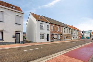 <p><strong>Beringen</strong>: halfopen woning nabij het centrum</p>
<p>Deze halfopen woning in de Posthoornstraat in Beringen combineert een centrale ligging met een aangename woonomgeving. Dankzij de nabijheid van het centrum, scholen, openbaar vervoer en dagelijkse voorzieningen geniet u hier van een uitstekende bereikbaarheid. Een ideale locatie voor gezinnen die comfortabel willen wonen met alles binnen handbereik.</p>
<p>De woning beschikt over een praktische indeling met drie slaapkamers en twee badkamers. De woonkamer geniet van aangename lichtinval en sluit aan op de eetkamer en keuken. Een absolute troef is de ruime tuin van 310 m² met terras en tuinhuis. Hier geniet u van voldoende buitenruimte voor ontspanning, spelende kinderen of gezellige momenten met familie en vrienden.</p>
<p><strong>INDELING:</strong></p>
<p>Gelijkvloers: inkomhal, woonkamer, eetkamer, keuken, wasplaats, achterhal en toegang tot het terras en de tuin.</p>
<p>Verdieping: nachthal, drie slaapkamers, badkamer en douchekamer.</p>
<p>Buiten: terras, ruime tuin van 310 m² en praktisch tuinhuis.</p>
<p><strong>TROEVEN:</strong></p>
<ul><li>Centrale ligging nabij het centrum van Beringen</li><li>Scholen en openbaar vervoer in de nabije omgeving</li><li>Drie slaapkamers</li><li>Twee badkamers voor extra comfort</li><li>Ruime tuin van maar liefst 310 m² met terras en tuinhuis.</li><li>Praktische indeling met voldoende leefruimte</li></ul>
<p>Bent u op zoek naar een gezinswoning met een ruime tuin op een centrale en goed bereikbare locatie? Ontdek deze eigendom in de Posthoornstraat in Beringen en plan vandaag nog uw bezoek!</p>
<p><strong>JOUW DROOMWONING. ZO GEVONDEN</strong></p>