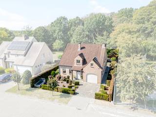 [[ DIT PAND NEEMT DEEL AAN DE ERA OPEN HUIZEN DAG OP 19/9 VAN 16:00 TOT 17:00 ]]
Perfect onderhouden open bebouwing met 4 slaapkamers, een grote bewoonbare oppervlakte en een prachtig zonnig perceel met achterliggende bossen.<br /><br />Deze woning in een residentiële en groene omgeving combineert ruimte, comfort en een uitstekende staat van onderhoud. De royale indeling biedt alle mogelijkheden voor gezinnen die op zoek zijn naar een ruim huis met veel leefcomfort. Dankzij de grote raampartijen geniet u van aangename lichtinval en een mooi zicht op het zonnige perceel en de achterliggende bossen. De volledig uitgeruste keuken, wellnessruimte met sauna en praktische garage zorgen voor extra comfort in het dagelijkse leven. Verder is de tuin prachtig aangelegd en beschikt deze over 3 verschillende zit- en ontspanningsruimtes.<br />EPC: B!<br /><br />Belangrijkste ruimtes:<br />• Ruime woonkamer (40 m²) met veel lichtinval<br />• Volledig ingebouwde keuken (19 m²) met inductiekookplaat, oven, microgolfoven en vaatwasser<br />• Inkomhal (11 m²) met vlotte toegang tot de leefruimtes<br />• Praktische wasplaats (9 m²) met aansluiting voor wasmachine en droogkast<br />• Berging (4 m²) voor extra opslagruimte<br />• Garage (22 m²) met automatische garagepoort<br />• Vier volwaardige slaapkamers van 11 m², 15 m², 16 m² en 17 m²<br />• Ruime badkamer (12 m²) met inloopdouche, dubbele wastafel en toilet<br />• Wellnessruimte (4 m²) met sauna<br />• Bergzolder<br /><br />Troeven:<br />• Perfect onderhouden woning in uitzonderlijke staat<br />• Grote bewoonbare oppervlakte met 4 slaapkamers<br />• Zonnig perceel met mooi zicht op achterliggende bossen<br /><br />Neem vandaag nog contact op voor een bezoek aan deze prachtige woning!<br /><br />JOUW DROOMHUIS. ZO GEVONDEN!