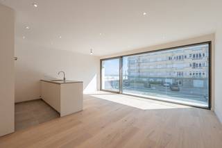 This new-build apartment for sale is located in the prestigious Residence “Duinbergen”, a brand new gem on the Belgian coast, in stylish Knokke-Heist. This recently completed apartment, built in 2025, combines contemporary luxury with an exceptional location near the sea. From the living space, you can enjoy an attractive side sea view, so that the coastal feeling is permanently present in your daily life.<br /><br />The apartment has two full bedrooms and is located near Albert Beach, Knokke Casino and Rubensplein.<br /><br />The sale of this apartment is subject to registration fees! <br /><br />Layout: <br />- entrance with guest toilet<br />- living space with side sea view<br />- open kitchen<br />- 2 full bedrooms, with built-in wardrobes that will be installed in November <br />- bathroom with bath and sink <br /><br />These AI visualizations are intended as inspiration. No technical specifications, urban planning regulations, or concrete realization possibilities were taken into account.