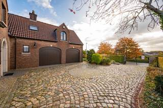 +++ verkoopovereenkomst in opmaak +++<br /><br />In de Nieuwstraat 37 te Korbeek-Lo bevindt zich deze zeer ruime alleenstaande woning met een bewoonbare oppervlakte van maar liefst 258 m², gelegen op een groot perceel van 13a 4ca. Deze karaktervolle en authentieke woning biedt een unieke kans voor wie op zoek is naar ruimte en charme, en bereid is om met de nodige liefde en visie een bijzonder mooie thuis te creëren. De ligging is een absolute meerwaarde: rustig en groen, maar tegelijk uiterst vlot bereikbaar dankzij de nabijheid van de op- en afrit van de E40, de Tiensesteenweg en diverse handelszaken zoals Carrefour, Aldi en Lidl.<br />Via een authentieke toegangspoort komt u binnen op een charmante binnenkoer, die meteen het unieke karakter van de woning benadrukt.<br />Op het gelijkvloers beschikt de woning over een ruime inkomhal, een woon- en eetkamer, een keuken, een veranda met zicht op de grote tuin, een bureau, een gastentoilet, een wasplaats en een garage met gedeeltelijke onderkeldering.<br />Op de eerste verdieping bevindt zich een ruime overloop, 2 ruime slaapkamers, twee badkamers met toilet en een grote doorloopkamer die perfect kan dienen als dressing, bureau of hobbyruimte. <br />De woning beschikt bovendien over een prachtige, grote tuin waar het heerlijk vertoeven is.<br />Hoewel de woning de nodige opfrissingswerken vereist, biedt zij in ruil een uitzonderlijke bewoonbare oppervlakte, authentieke elementen en een enorme flexibiliteit in indeling. Dit is een eigendom met karakter en ziel, waar men werkelijk iets unieks van kan maken.