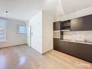 Op een toplocatie, op wandelafstand van de Theaterbuurt, bevindt zich dit gezellige 1-slaapkamerappartement op de tweede verdieping van een klein, karaktervol gebouw met slechts 2 appartementen.<br />Het appartement beschikt over een lichtrijke woonkamer met open keuken, aansluitend een ruime eetkamer (samen ca. 30 m²) die uitgeeft op een gezellig terras.<br />De slaapkamer met ensuite badkamer is uitgerust met een douche, lavabo en toilet, wat zorgt voor extra comfort en privacy.<br />Het appartement werd volledig geschilderd en is instapklaar. Onmiddellijk beschikbaar, aparte nutsvoorzieningen en lage onkosten.<br />Mogelijkheid om gemeubeld te huren!