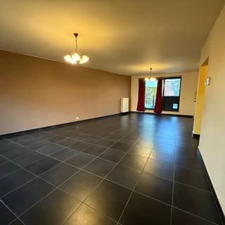 Belangrijke mededeling: aanmeldingen voor dit appartement worden uitsluitend aanvaard via e-mail of via de portaalsite waarop het pand wordt aangeboden. Gelieve geen telefonisch contact op te nemen. Wegens het grote aantal huurkandidaten kunnen telefonische aanvragen niet worden verwerkt.

Dit ruime appartement, gelegen op de eerste verdieping, met afsluitbare garagebox, bevindt zich in een rustige straat in de Kwakkelstraat, op wandelafstand van de Grote Markt, Turnova en het openbaar vervoer. Het appartement beschikt over een inkomhal, twee volwaardige slaapkamers, een badkamer voorzien van ligbad en douche, een apart toilet, een berging met aansluiting voor wasmachine en droogkast en een nieuwe cv-ketel, een ruime en lichtrijke leefruimte met toegang tot het terras en een volledig uitgeruste keuken. De maandelijkse huurprijs bedraagt 850 EUR, vermeerderd met 50 EUR vaste kosten.