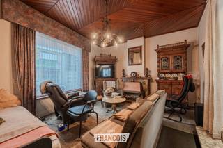 Deze te renoveren woning is gelegen in Leffinge en biedt heel wat mogelijkheden om volledig naar eigen smaak en wensen in te richten. Momenteel beschikt de woning over 3 slaapkamers, met de mogelijkheid om dit uit te breiden naar 5 slaapkamers.<br /><br />De woning beschikt over een aangename tuin met terras en grote tuinberging, waar u in alle rust van de buitenruimte kunt genieten. Dankzij de aanwezige ruimtes en de indeling vormt deze woning een interessante basis voor wie op zoek is naar een woning die nog verder naar eigen wensen kan worden ingericht.<br /><br />De woning heeft een EPC-label F, waardoor er een renovatieverplichting van toepassing is. Dit biedt tegelijk de mogelijkheid om de woning grondig aan te pakken en te moderniseren volgens uw eigen voorkeuren.<br /><br />Voor meer informatie of een bezoek kunt u contact opnemen met Inti via inti@immofrancois.be of 0499 74 89 74.<br /><br />
